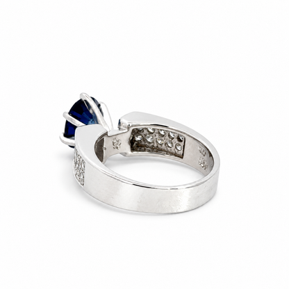 18K White Gold Sapphire Ring with Diamond-Set Shoulders