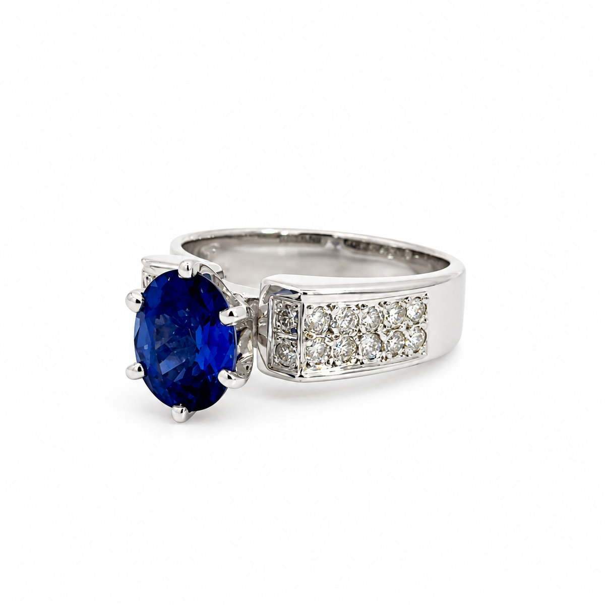 18K White Gold Sapphire Ring with Diamond-Set Shoulders