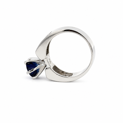 18K White Gold Sapphire Ring with Diamond-Set Shoulders