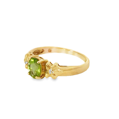 Charming Floral Motif Yellow Gold Peridot Ring