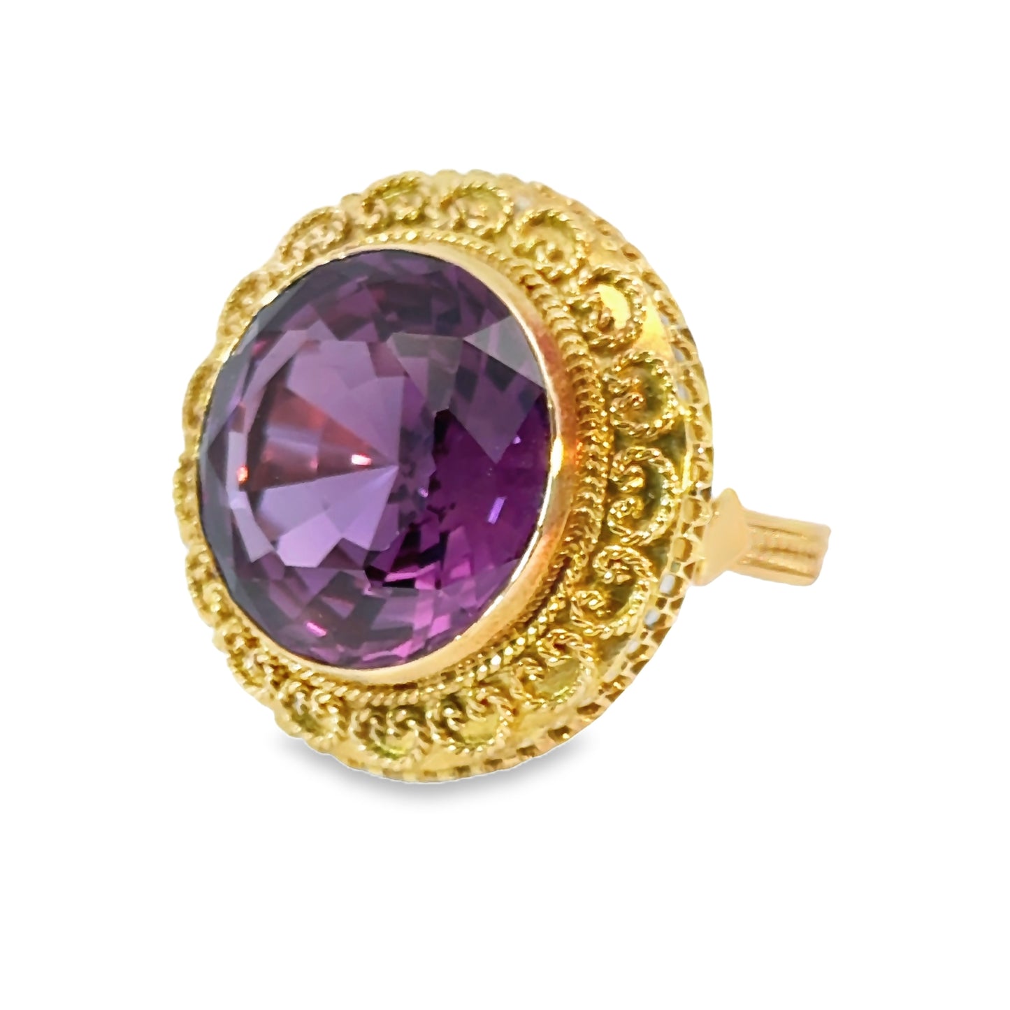 Striking 18K Yellow Gold Amethyst Ring