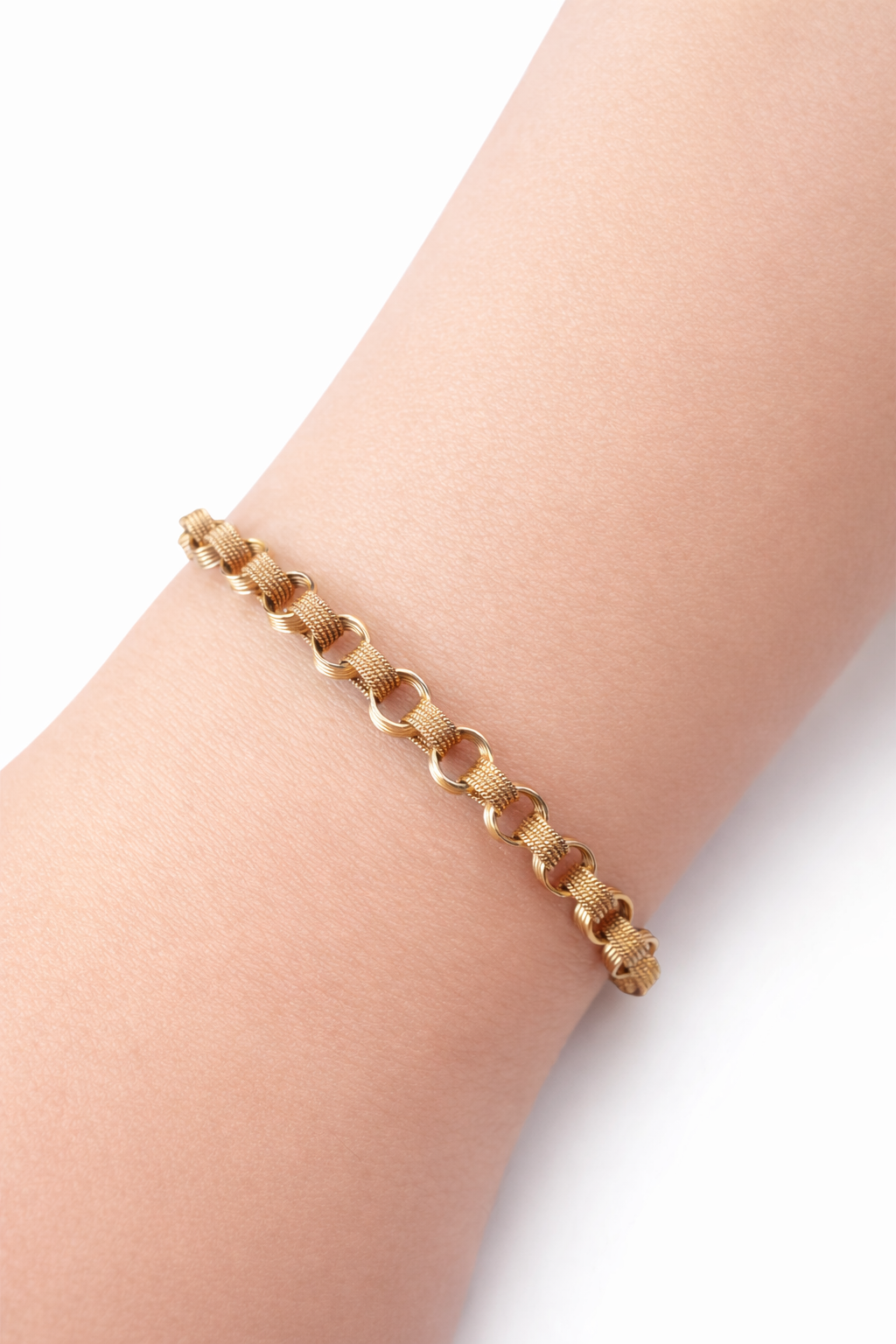 18K Yellow Gold Textured and Smooth Link Bracelet