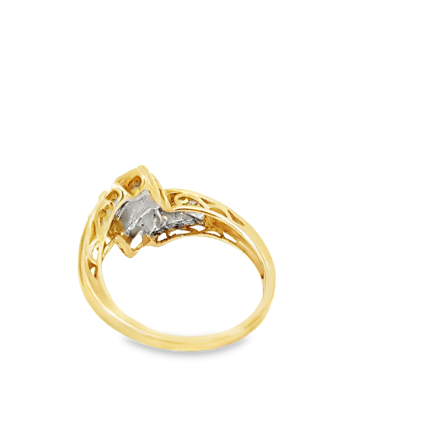 Elegant Wave-Design Diamond Ring in Yellow Gold