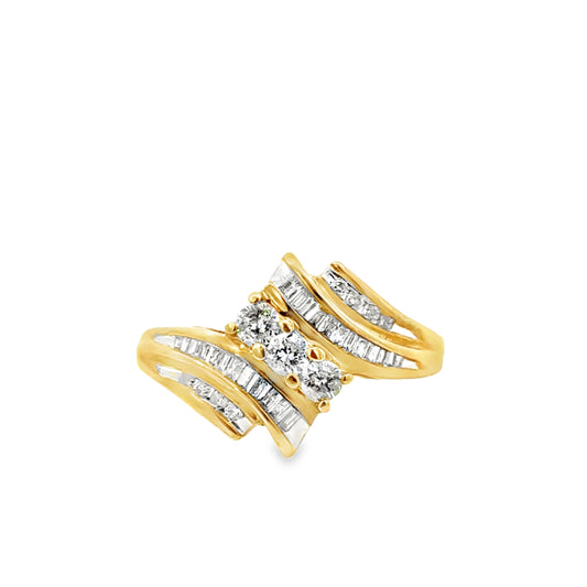 Elegant Wave-Design Diamond Ring in Yellow Gold