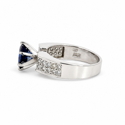 18K White Gold Sapphire Ring with Diamond-Set Shoulders