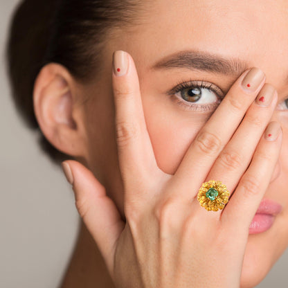 18K Yellow Gold Emerald Zinnia Ring – Textured Floral Design, Vintage Charm