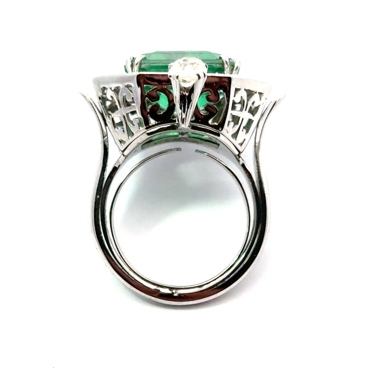 Luxurious 18K White Gold Emerald & Diamond Ring