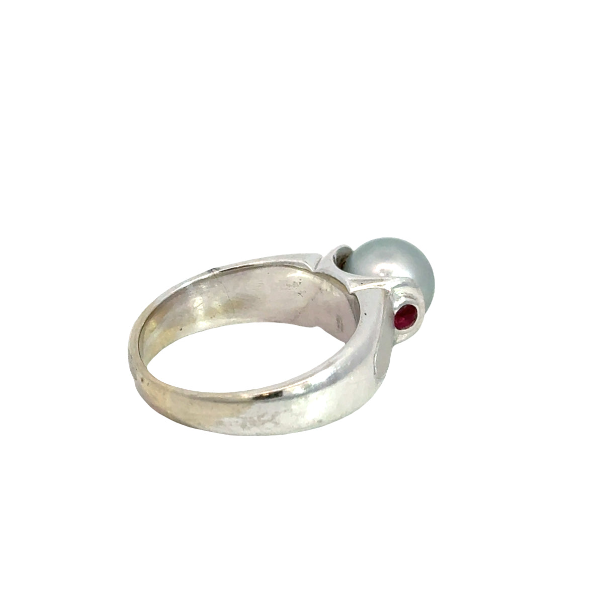 18K White Gold Pearl Ring with Ruby Details
