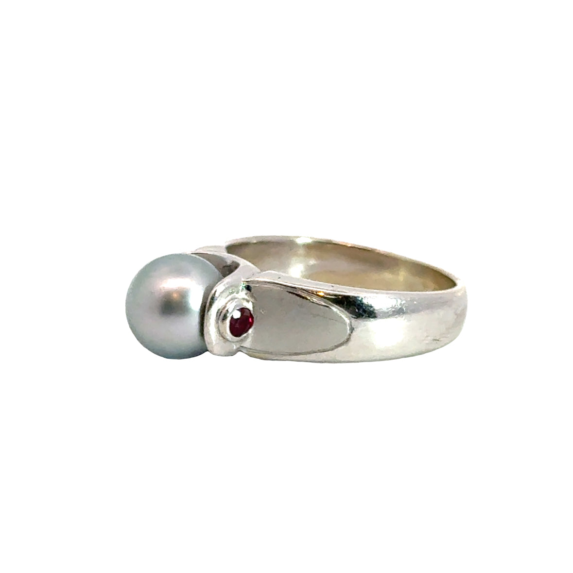 18K White Gold Pearl Ring with Ruby Details