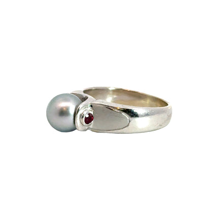 18K White Gold Pearl Ring with Ruby Details