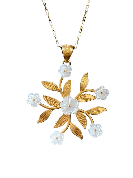 18K Yellow Gold Mother-of-Pearl Floral Pendant Necklace