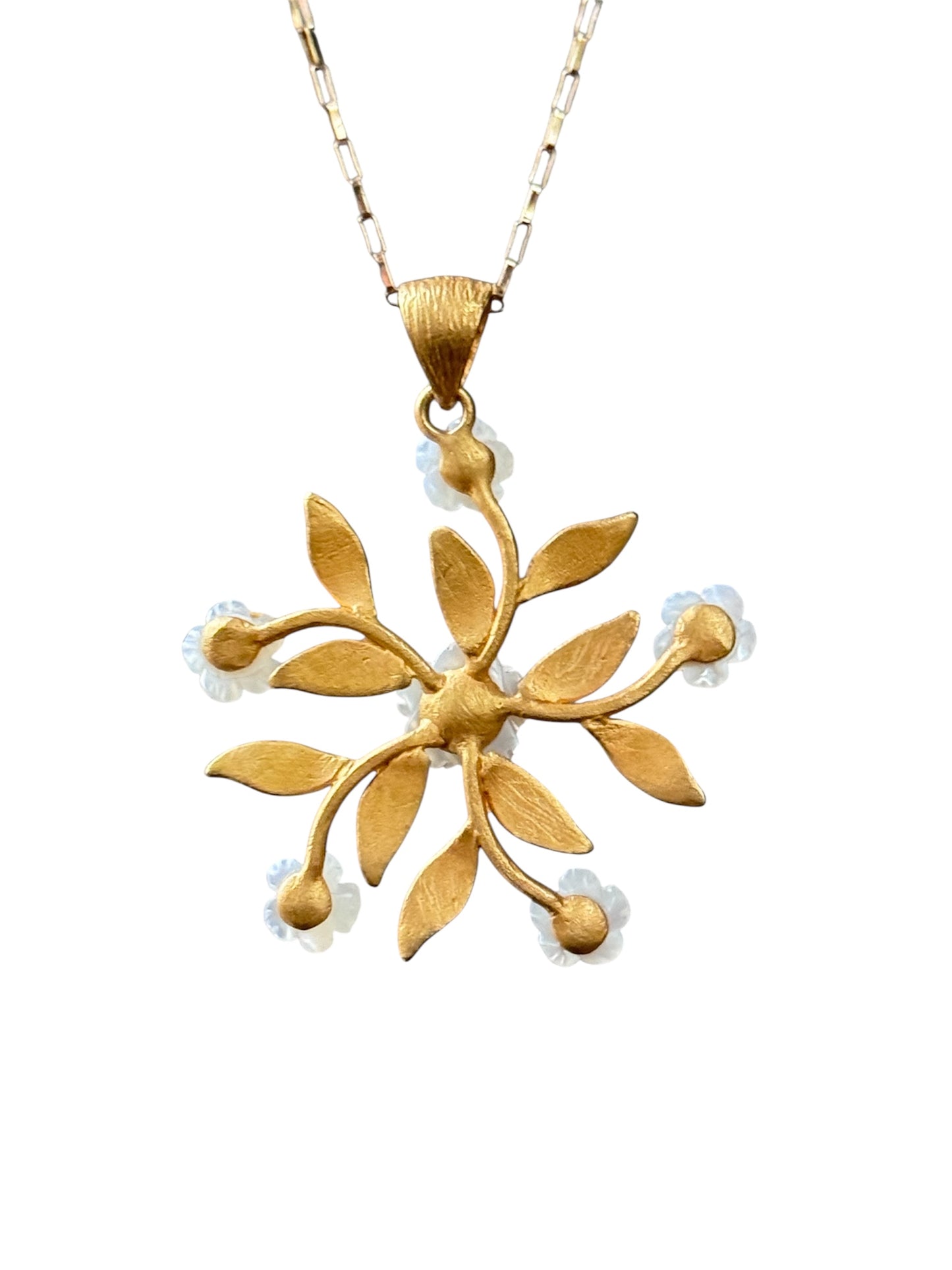 18K Yellow Gold Mother-of-Pearl Floral Pendant Necklace