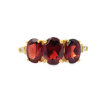 Timeless Yellow Gold Three-Stone Garnet & Diamond Ring